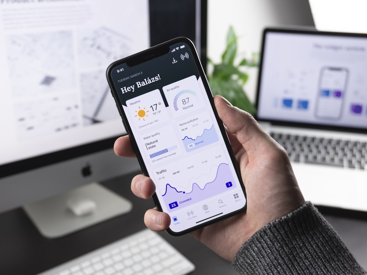 Teléfono mostrando aplicación de inversión financiera en México