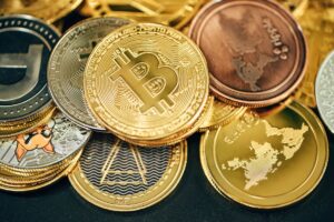 Monedas físicas de Bitcoin en dorado y plateado representando criptomonedas