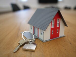 Llaves de casa sobre un contrato de compraventa de inmueble