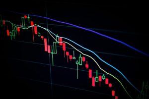 Pantallas con gráficas del mercado financiero, decisión de tasas de la Reserva Federal