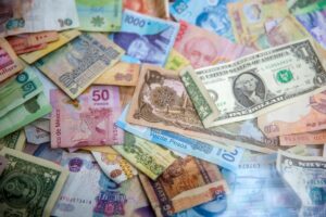Billetes de dólar y monedas, tipo de cambio peso mexicano dólar