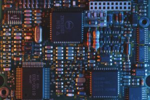 Placa de circuito azul con chips de memoria, referencia visual a la industria de semiconductores