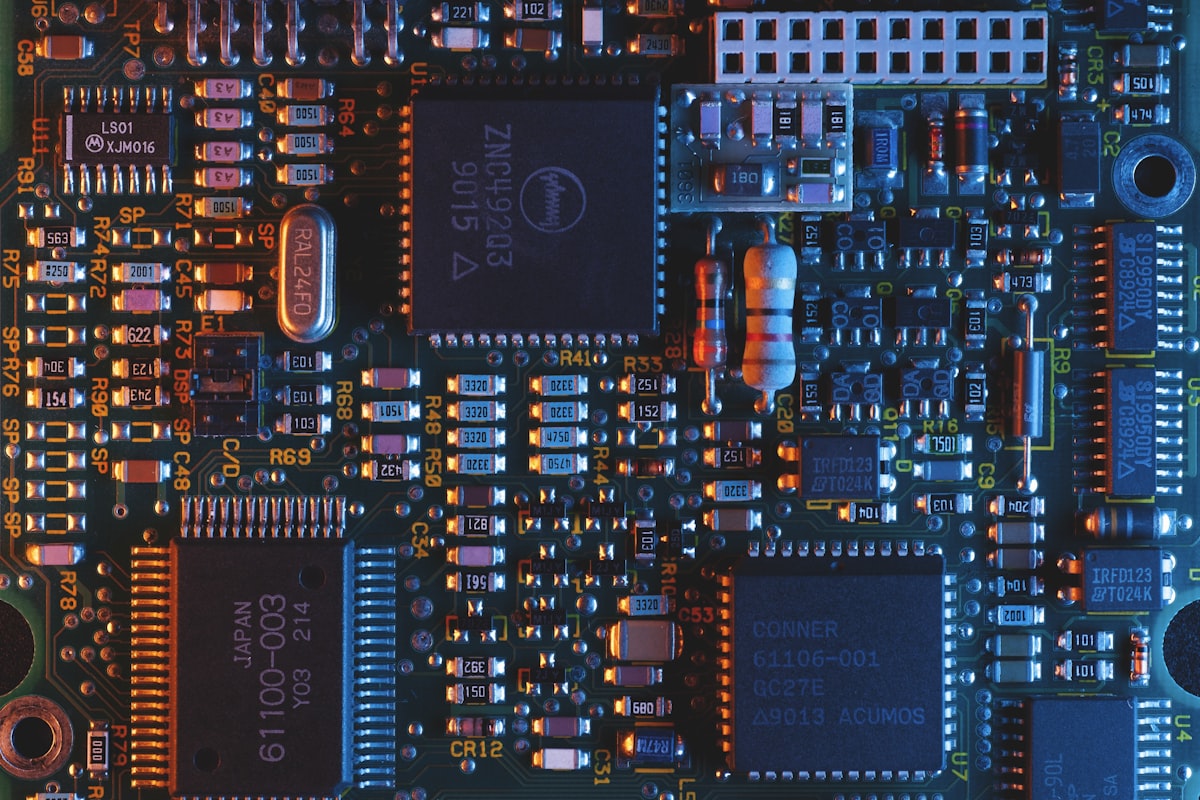 Placa de circuito azul con chips de memoria, referencia visual a la industria de semiconductores