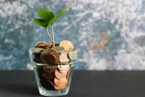 Alcancía y monedas representando ahorro para el retiro en México