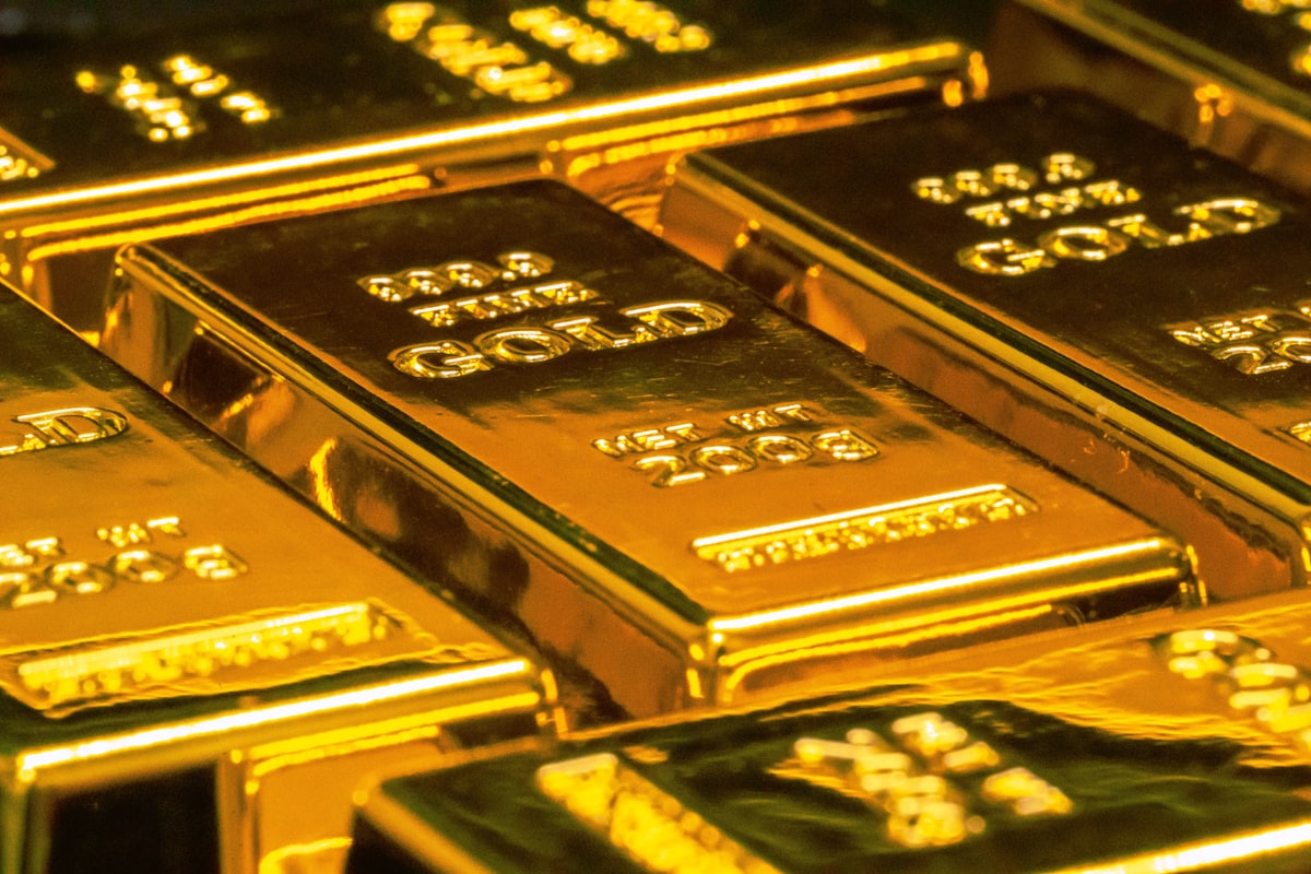Lingotes y monedas de oro como inversión en mercados financieros