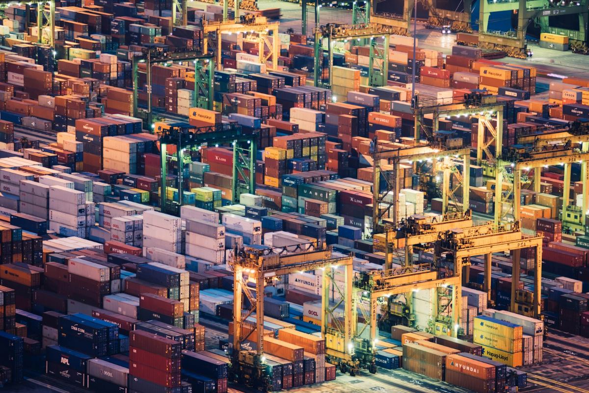 Contenedores de carga en puerto, comercio internacional relacionado con la revisión del T-MEC