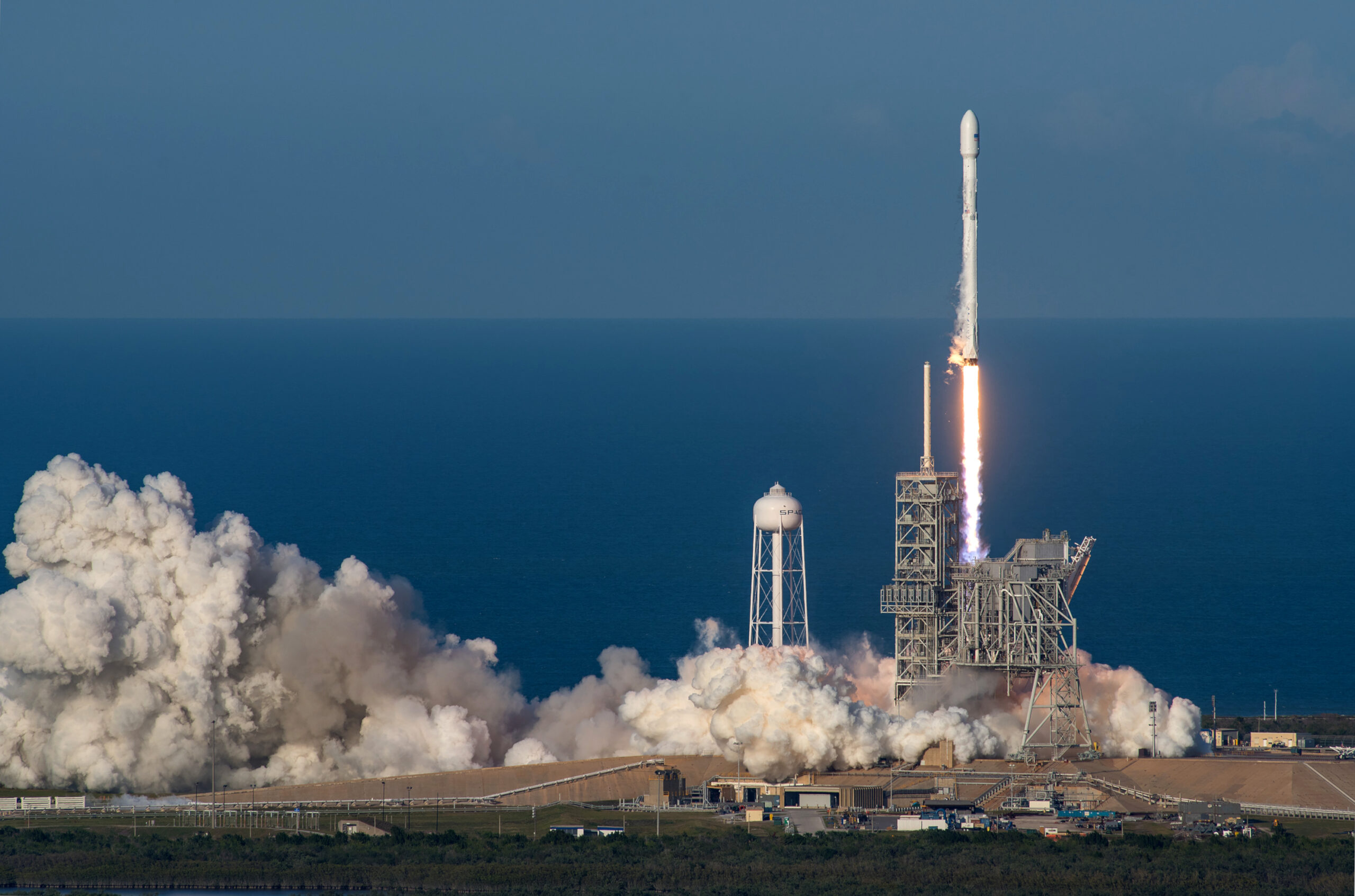 Lanzamiento del cohete Falcon 9 de SpaceX en la misión SES-10